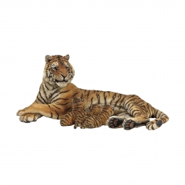 Тигрица, лежащая с тигрятами