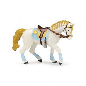Белая лошадь с заплетенной гривой для езды верхом, голубая накидка